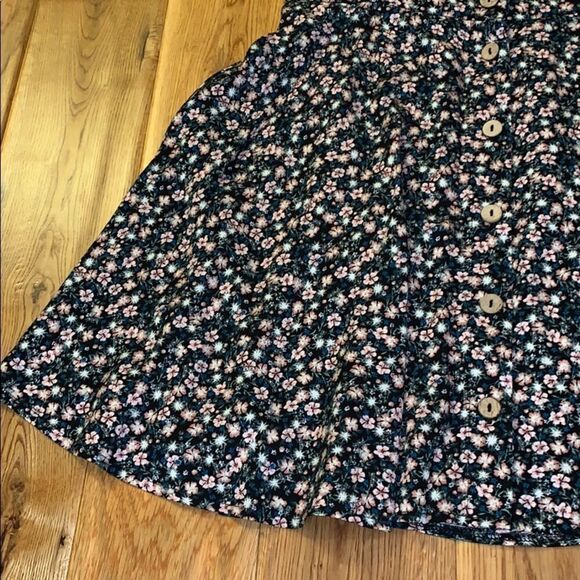NWT Dark Floral button down mini skirt. Size XS - Picture 4 of 9